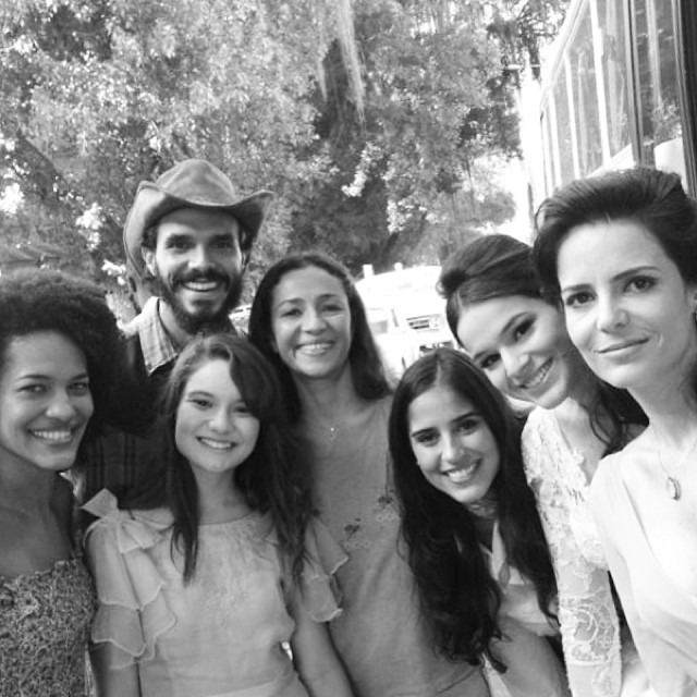 Camilla Camargo posa com elenco de nova novela no Instagram