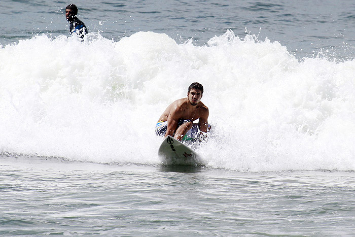 Caio Castro aproveita o calor para surfar