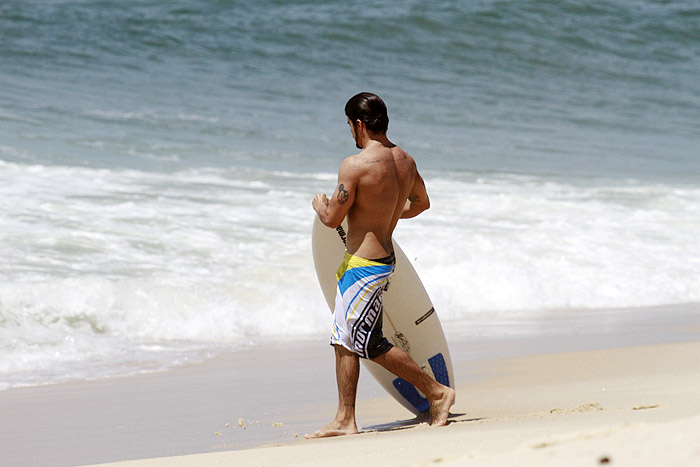 Caio Castro aproveita o calor para surfar