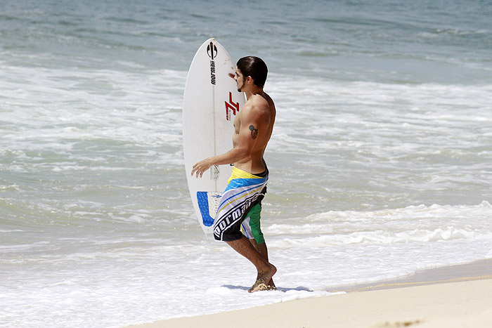 Caio Castro aproveita o calor para surfar