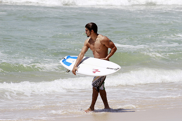 Caio Castro aproveita o calor para surfar