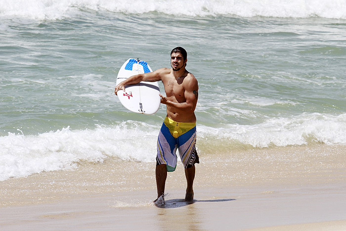 Caio Castro aproveita o calor para surfar