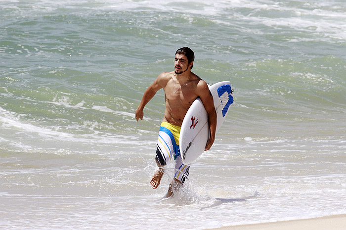 Caio Castro aproveita o calor para surfar