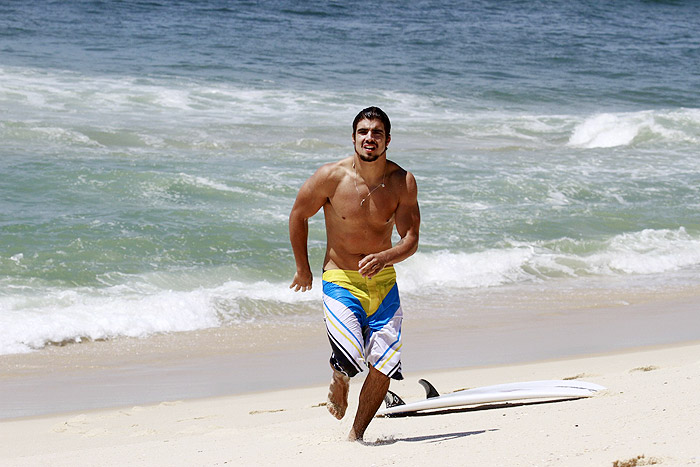 Caio Castro aproveita o calor para surfar