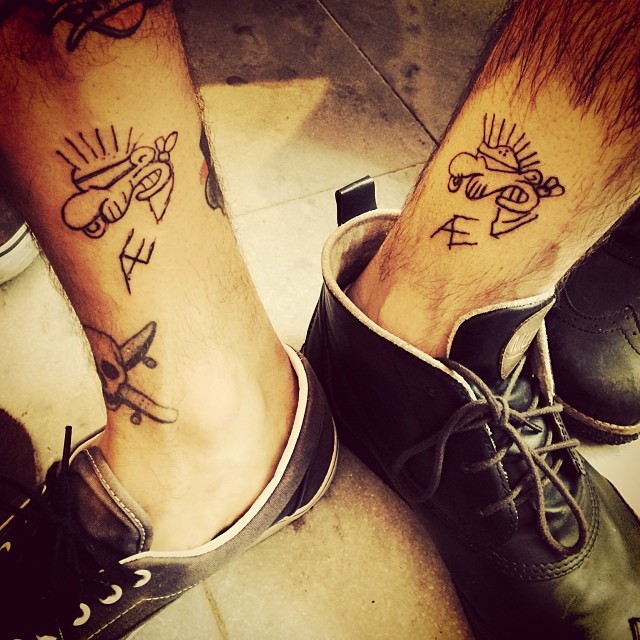 Mateus Verdelho faz nova tatuagem na perna