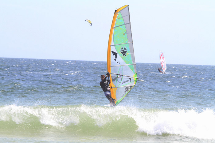 Claudio Heinrich pratica Wind Surf na Barra da Tijuca