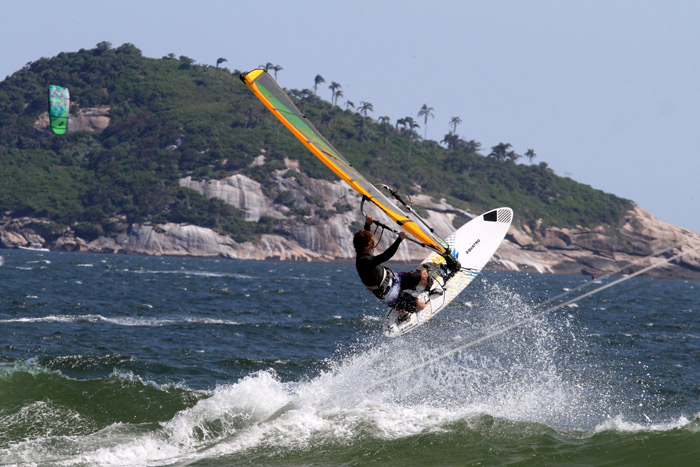 Claudio Heinrich pratica Wind Surf na Barra da Tijuca