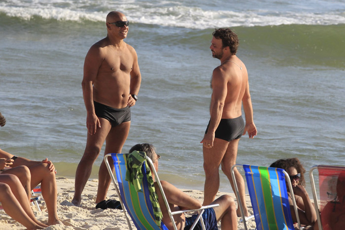 Marcelo Faria curte praia com amigo na Barra da Tijuca