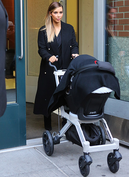 Kim Kardashian passeia com a filha por Nova York