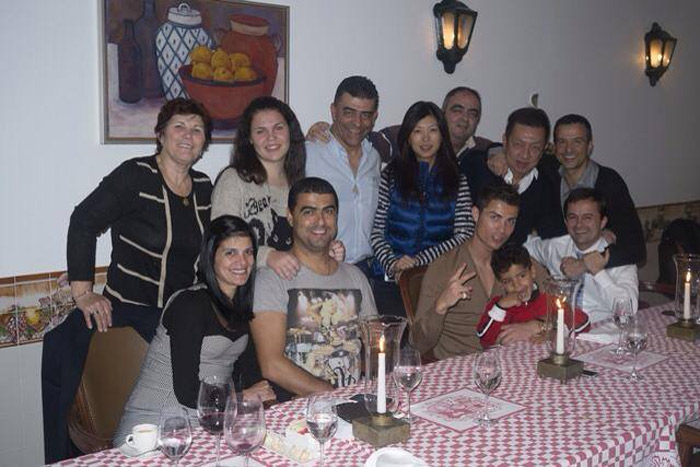 Cristiano Ronaldo posta foto com o filho e amigos durante jantar