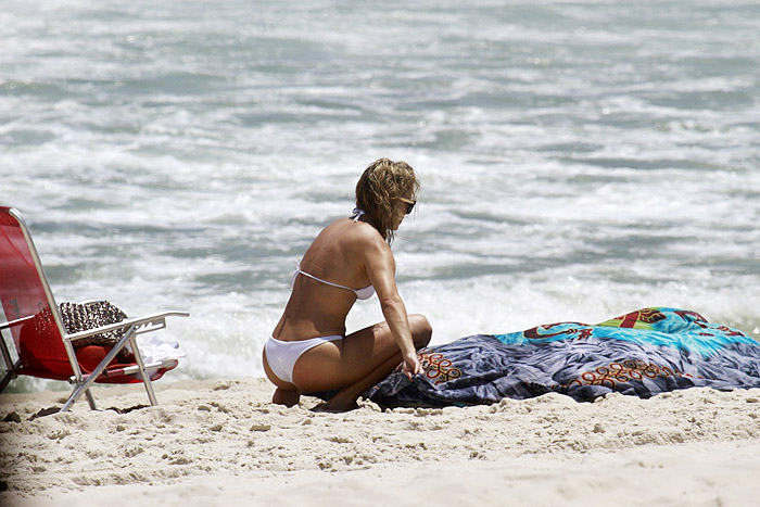Christine Fernandes curte dia de praia no Rio de Janeiro