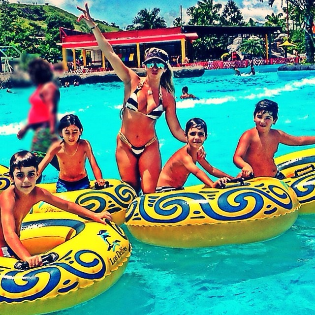 Andrea Andrade leva o filho com amigos para parque aquático no Rio
