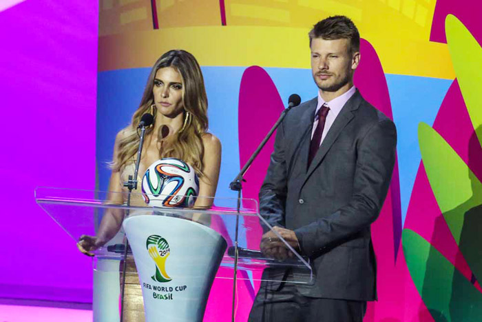 Fernanda Lima e Rodrigo Hilbert apresentam o sorteio da Copa do Mundo