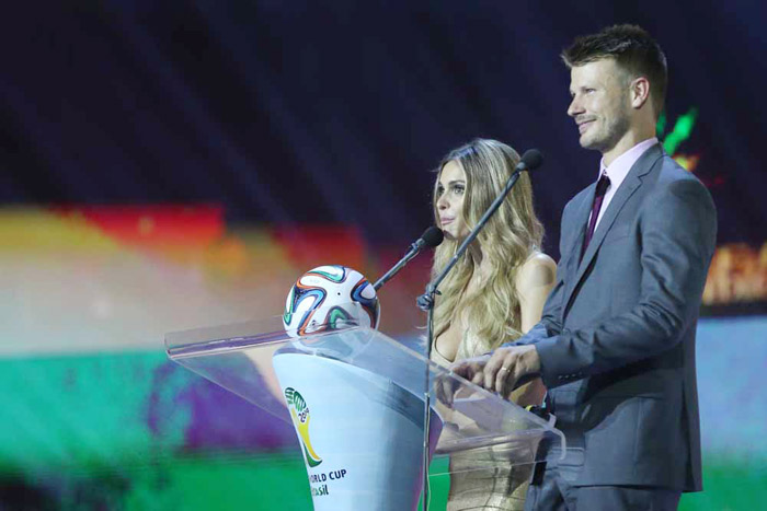 Fernanda Lima e Rodrigo Hilbert apresentam o sorteio da Copa do Mundo