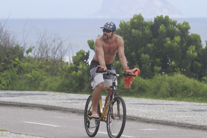 Claudio Heinrich anda de bicicleta pela Barra da Tijuca