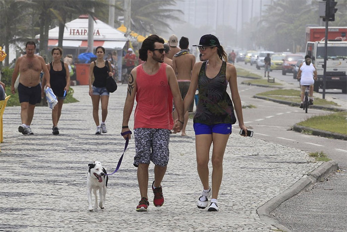 Ellen Jabour sai com o namorado para passear com seu pet