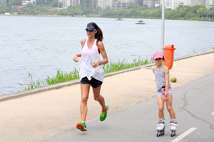 Cinthia Howlett corre na Lagoa Rodrigo de Freitas ao lado da filha