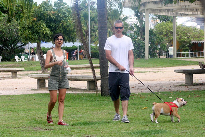 Depois de corrida na praia, Ana Lima passeia com o namorado e o cachorro