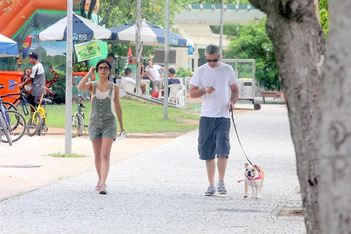 Depois de corrida na praia, Ana Lima passeia com o namorado e o cachorro