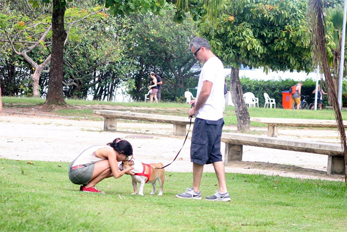 Depois de corrida na praia, Ana Lima passeia com o namorado e o cachorro