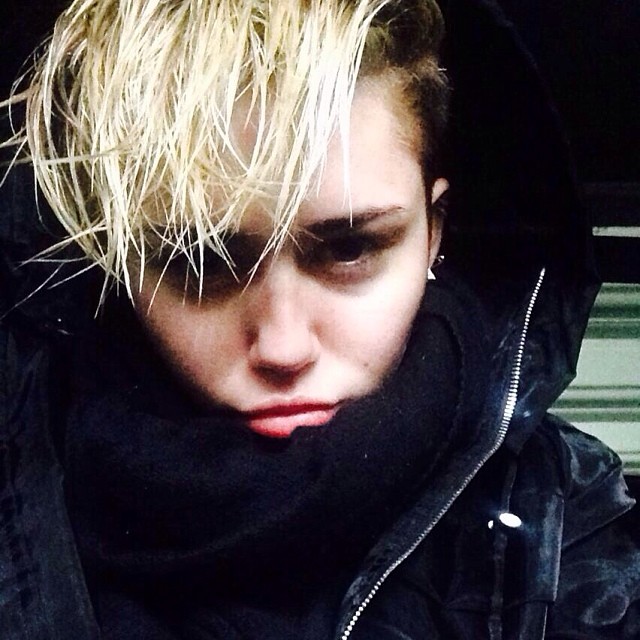 Miley Cyrus reclama do frio logo cedo