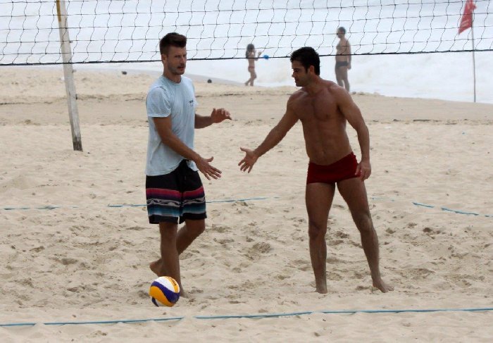 EGO - Fernanda Lima joga vôlei com Rodrigo Hilbert em praia do Rio -  notícias de Praia