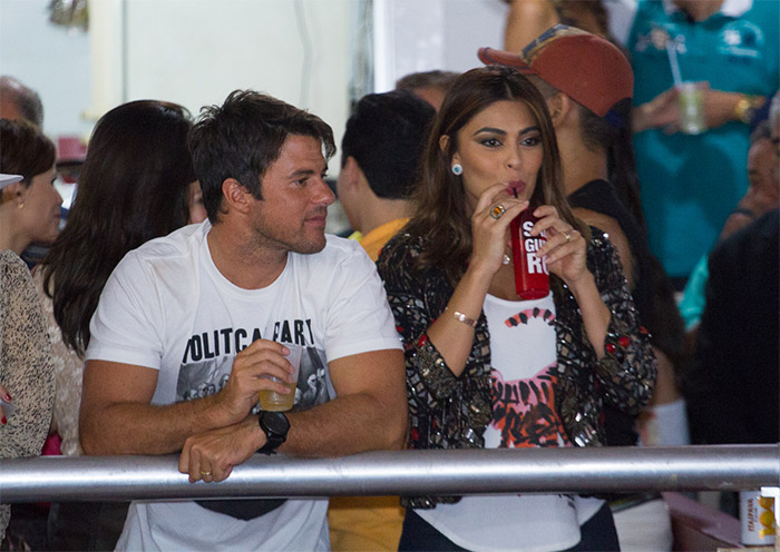 Juliana Paes vai com o maridão assistir ao ensaio da Salgueiro