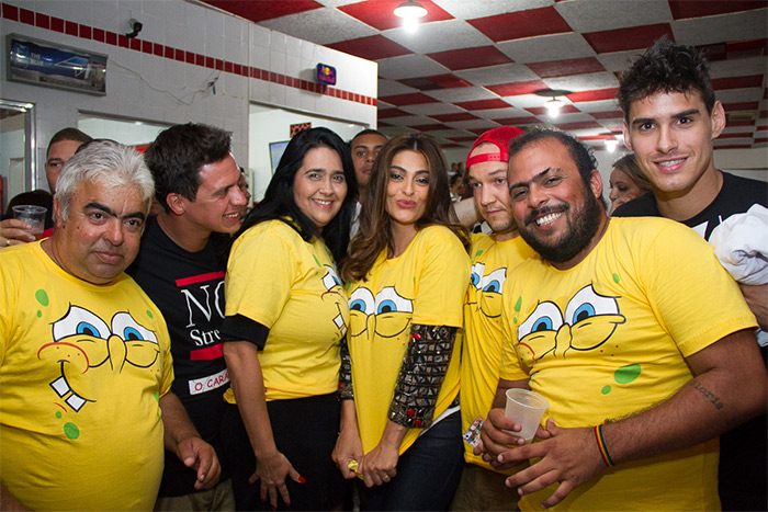 Juliana Paes vai com o maridão assistir ao ensaio da Salgueiro