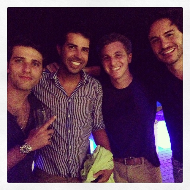 Luciano Huck, Bruno Gagliasso e Ricardo Tozzi dão os parabéns para amigo em pool party