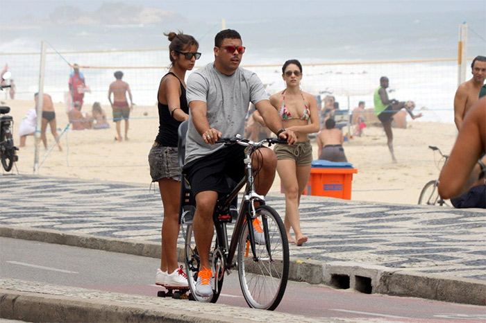 Ronaldo passeia pela orla do Leblon com a noiva e o filho