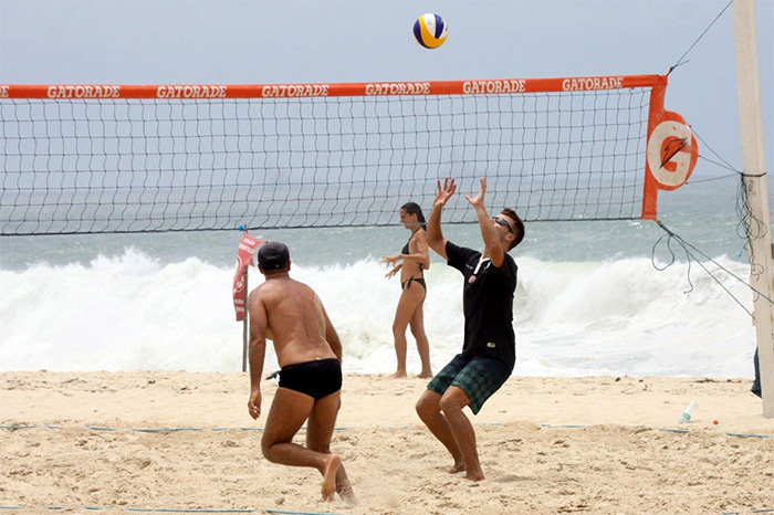 Rodrigo Hilbert usa camisa do Vasco para jogar vôlei na praia