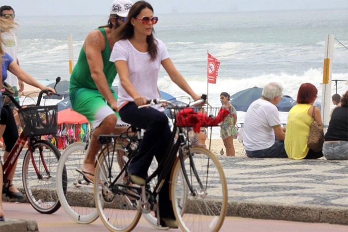 Carolina Ferraz pedala tranquilamente por orla carioca