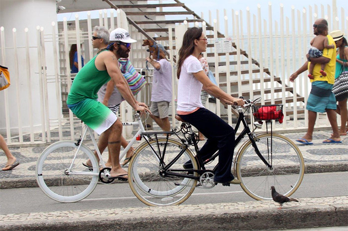 Carolina Ferraz pedala tranquilamente por orla carioca