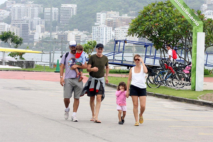 Marcos Caruso passeia pela Lagoa Rodrigo de Freitas com a família