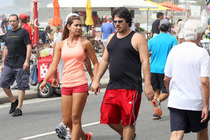 Letícia Wiermann caminha com o namorado no Rio