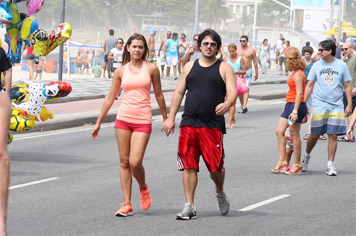 Letícia Wiermann caminha com o namorado no Rio