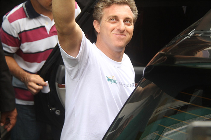 Luciano Huck inaugura creche com a filha de Bill Clinton, Chelsea