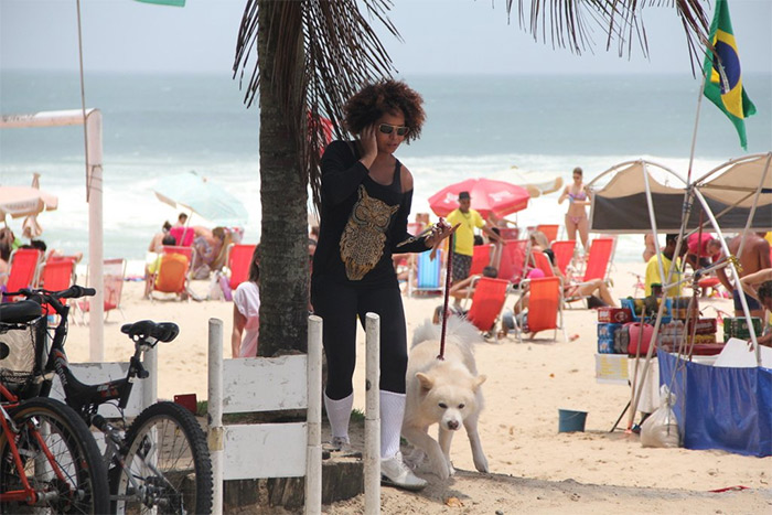 Adriana Bombom recolhe sujeira de cachorro na praia