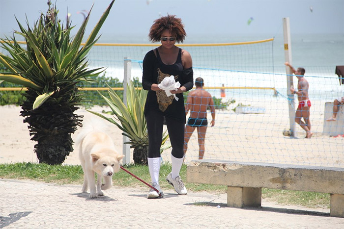 Adriana Bombom recolhe sujeira de cachorro na praia