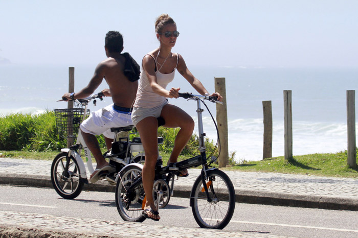Fernanda de Freitas anda de bicicleta usando shortinho  
