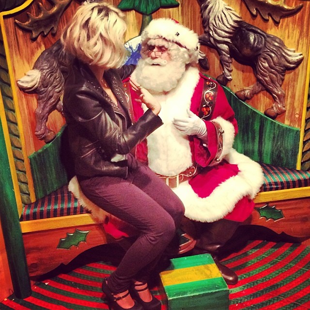 Rita Ora visita a casa do Papai Noel