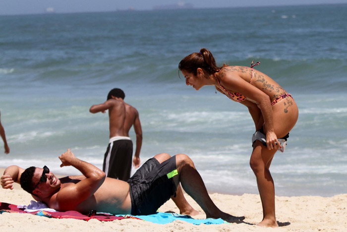 Ronaldo e Paula Morais curtem o calor na praia do Leblon