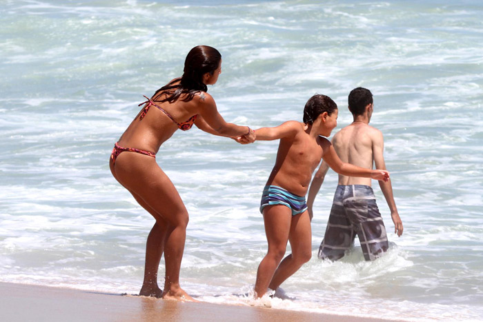 Ronaldo e Paula Morais curtem o calor na praia do Leblon
