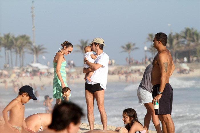 Marcelo Serrado e a esposa levam os gêmeos à praia de Ipanema