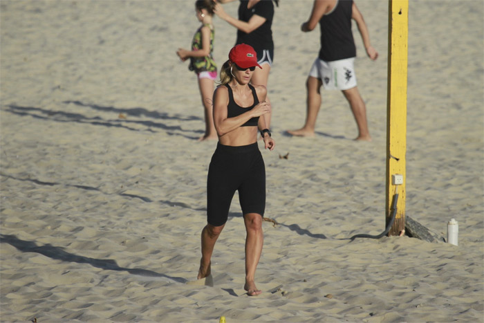 Carolina Dieckmann tem tarde de treinos intensos na praia