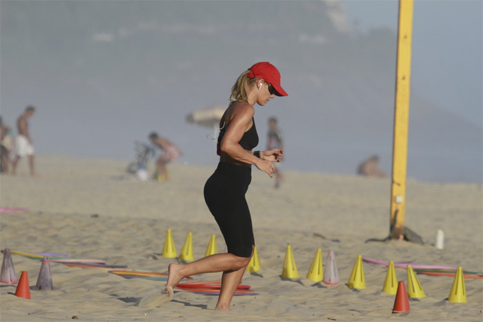 Carolina Dieckmann tem tarde de treinos intensos na praia