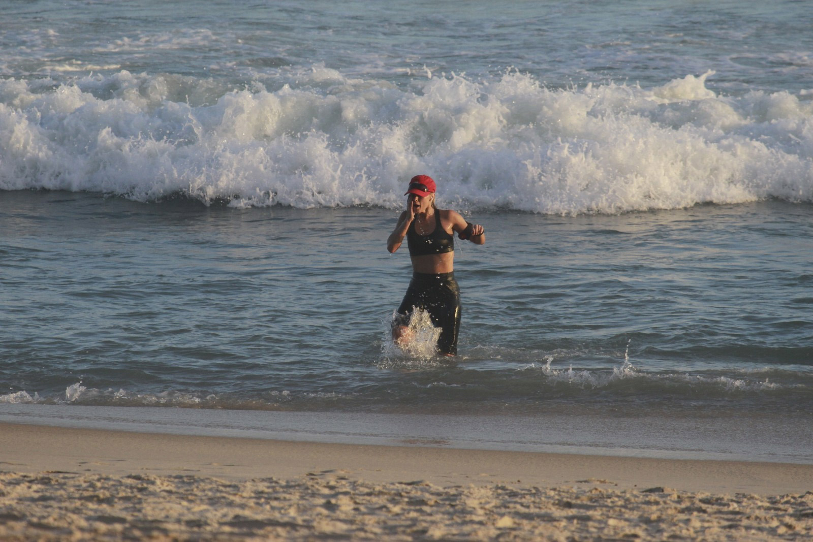 Carolina Dieckmann tem tarde de treinos intensos na praia