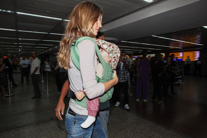 Gisele Bündchen desembarca no Brasil com a filha