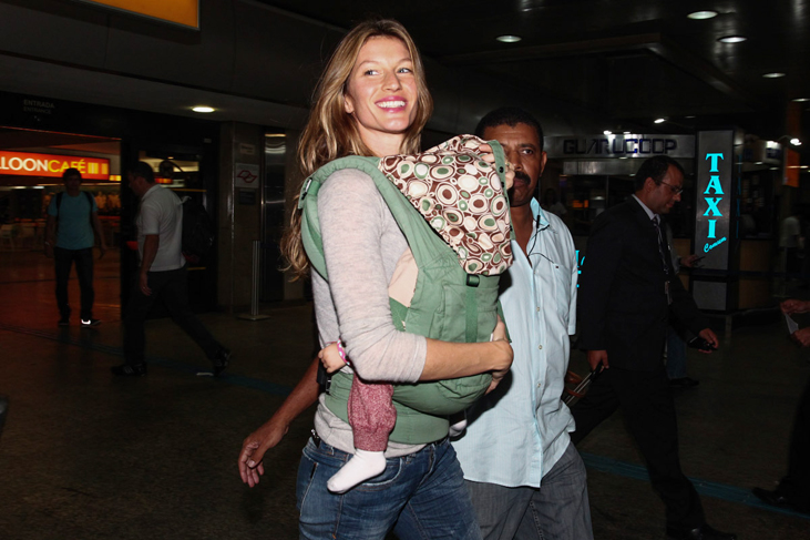 Gisele Bündchen desembarca no Brasil com a filha