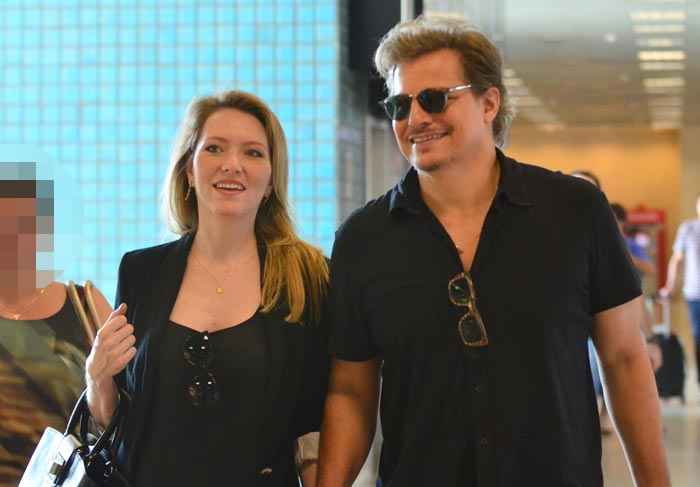 Edson Celulari e Karin Roepke: Casal simpatico circula pelo aeroporto